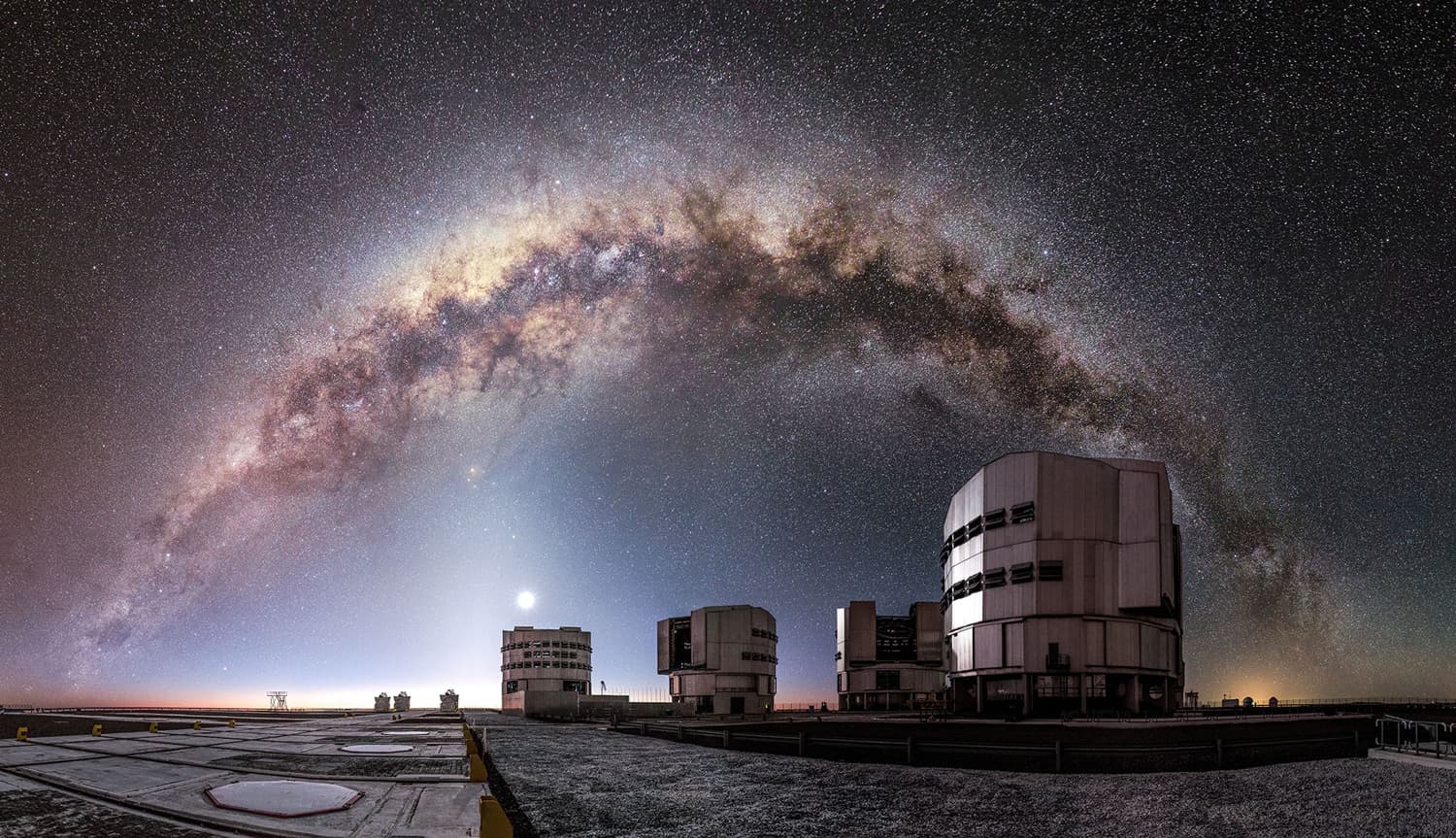 Observatório no Chile sob o céu estrelado